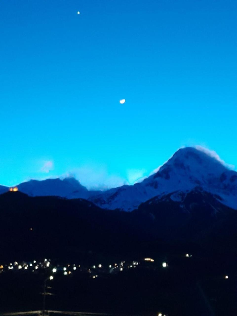 Emotion Kazbegi Apartment Room photo