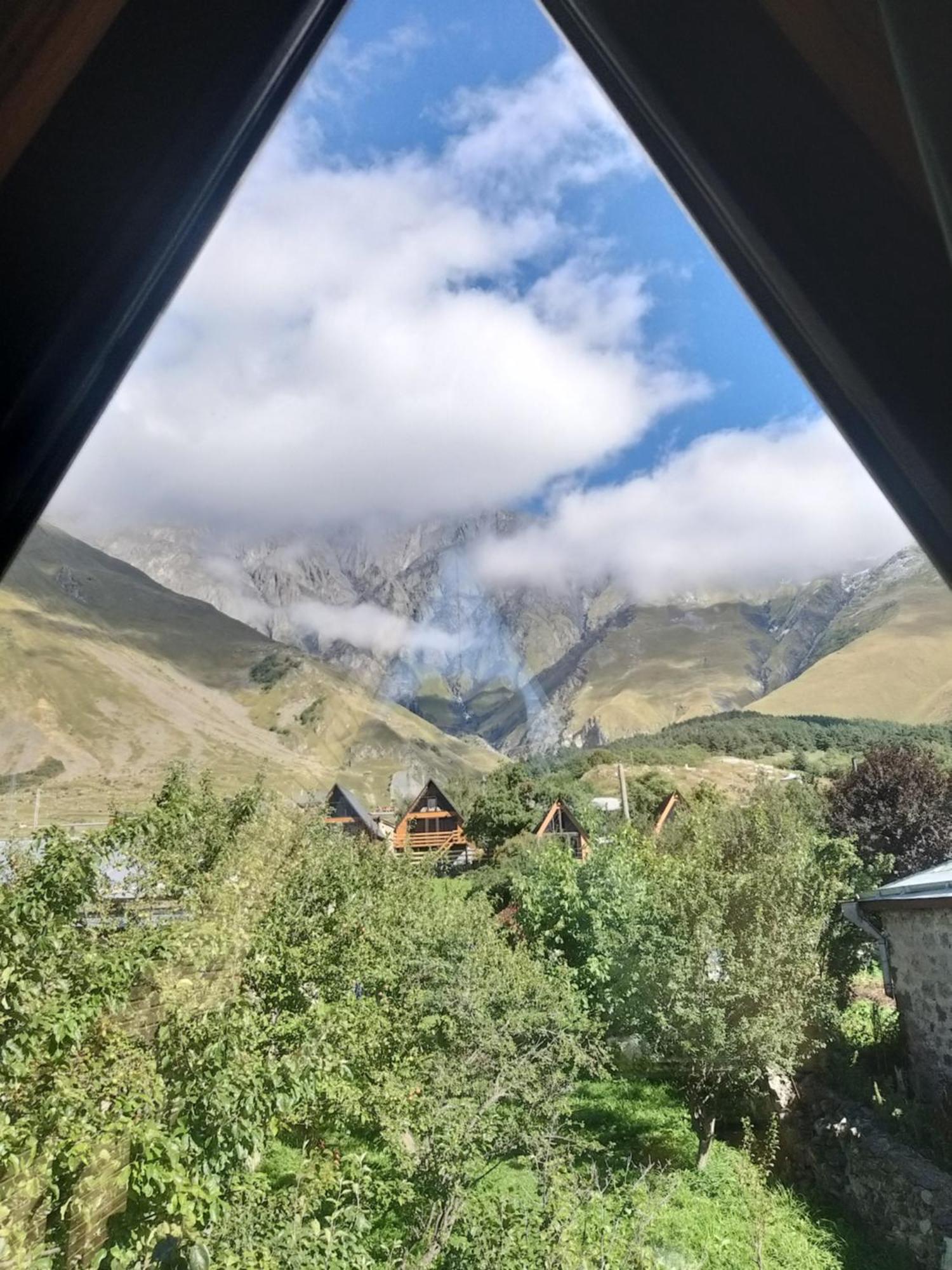 Emotion Kazbegi Apartment Room photo